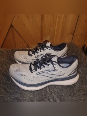 Brooks Women's Running Shoes in Light Gray & Navy Size 7.5 Medium